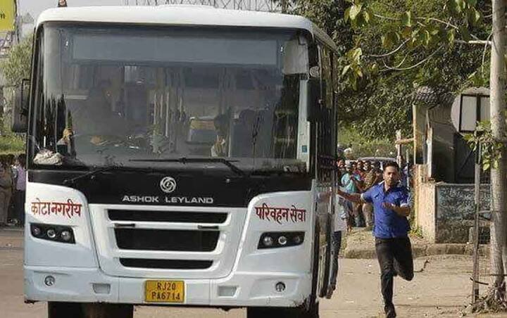 वरूण धवन एक बस के पीछे दौड़ते भी नजर आए.