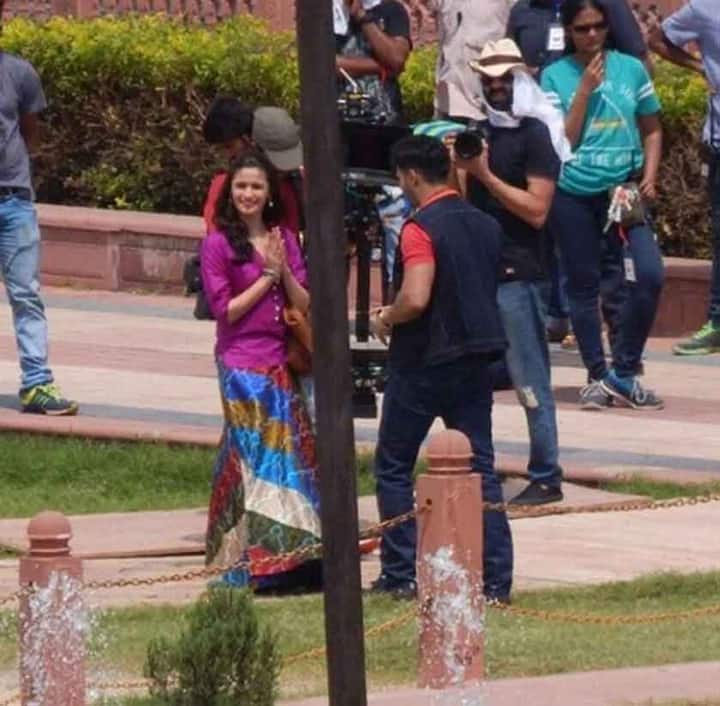 यह फिल्म करण जौहर के धर्मा प्रोडक्शन के बैनर तले बन रही है.