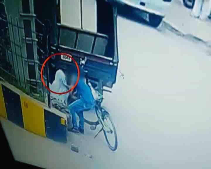 अगवा हुई बच्ची की जान को कोई खतरा ना हो इसलिए हम उसकी पहचान छिपाने के लिए आपको उसके और उसके घरवालों का चेहरा नहीं दिखा सकते. उसे अगवा करने वाला बच्चा भी नाबालिग है और कानून उसकी पहचान छिपाना भी हमारी जिम्मेदारी है. लेकिन सीसीटीवी में कैद अपहरण की ये पूरी तस्वीरें हम आपको जरूर दिखाएंगे ताकि आप सावधान हो जाएं.