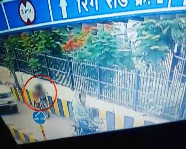  एक बच्ची के अनोखे अपहरण की ये कहानी छत्तीसगढ़ के रायपुर की है. बच्ची के पिता प्रायवेट बैंक में मैनेजर हैं और काम के सिलसिले में शहर से बाहर हैं. घरवालों के मुताबिक उनकी बच्ची रविवार को घर के सामने ही दूसरे बच्चों के साथ खेल रही थी. तबी एख मंहगी स्पोर्ट साइकिल में सवार होकर ये लड़का आया और बच्ची को चॉकलेट का लालच देकर अपने साथ ले गया. बच्ची के घरवालों का कहना है कि उनकी बच्ची बहुत मिलनसार स्वभाव की थी. वो किसी के बुलाने पर उसके पास चली जाती थी. लेकिन किसे पता था कि उसका यही स्वभा उसके लिए मुसीबत की वजह बन जाएगा. बच्ची के अगवा होने के बाद घरवालों ने पुलिस को मामले की सूचना दी और बच्ची की तलाश में जुटी पुलिस ने जब आसपास लगे सीसीटीवी कैमरों को खंगाला तो सामने आई 10 से 12 साल के बच्चे की अपहरण की ये साजिश. अब अपहरण की इन तस्वीरों को देखने के बाद पुलिस भी सकते में हैं