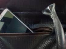 महिला ने दिखाई दिलेरी, मोबाइल चोर को बीच सड़क पर दबोचा