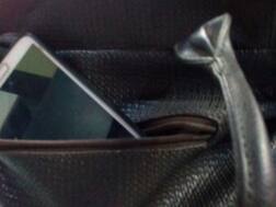 महिला ने दिखाई दिलेरी, मोबाइल चोर को बीच सड़क पर दबोचा