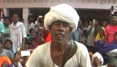 IN PICS: जहरीले नागों को बड़ी आसानी से चूम लेते हैं इस गांव के लोग! IN PICS: जहरीले नागों को बड़ी आसानी से चूम लेते हैं इस गांव के लोग!