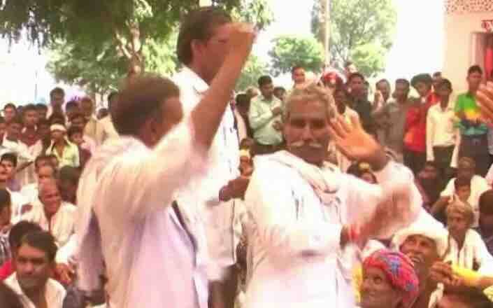 लोगों की इस आस्था का हम भी सम्मान करते हैं. लेकिन जहां बात जिंदगी की हो तो वहां किसी को भी जहरीले नागों से डंसवाने का ऐसा दुस्साह नहीं करना चाहिए. जहरीले नाग से डंसवाने का ये खेल किसी की जिदंगी पर भारी भी पड़ सकता है.