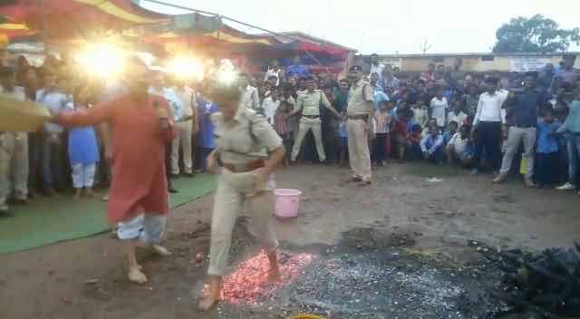 देश में कई इलाकों में अभी भी लोग अंधविश्वास के जाल में फंसे हैं. इन्हीं में एक अंधविश्वास ये भी है कि अगर कोई इंसान जलते अंगारों पर चले और उसके पैर ना जलें तो उस शख्स को दैवीय शक्ति वाला बताया जाता है. अक्सर बाबा और तात्रिक इस तरह के अंगारों पर चलते हुए देखे गए हैं लेकिन ये आईपीएस अफसर अंगारों पर चलकर लोगों को इसका सच बता रहे हैं.