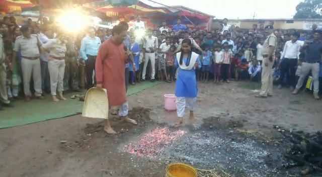 आप सोच रहे होगें कि इतनी भीड़ के सामने एक महिला एसपी और एक आईजी को अंगारों पर चलने की आखिर जरूरत क्या है. ये कोई स्टंट है या किसी ट्रेनिंग का हिस्सा है. हम आपको बता दें कि ये कोई ट्रेनिंग नहीं बल्कि अंधविश्वास के खिलाफ एक मुहिम है जिसके तहत लोगों को जागरुक करने का अभियान चलाया जा रहा है. 