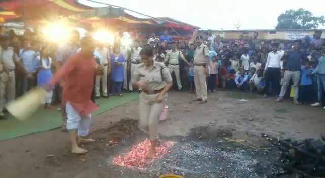 असल में आप जब तक जलती हुई किसी चीज के सीधे संपर्क में कुछ देर तक नहीं आते तब तक त्वचा को कोई नुकसान नहीं होता. अंगारों को अगर आप जल्दी जल्दी चलकर पार कर लेते हैं तो उससे पैरों की त्वचा नहीं जलती. इसका उदाहरण आपके सामने है. एसपी नीथू कमल और आईजी विवेकानंद सिन्हा के पैर सही सलामत हैं.