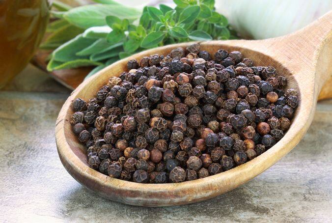  तुलसी और बेल का काढ़ा- यदि आप 15 काली मिर्च, 15 पत्तियां बेल पत्र और 30 तुलसी के पत्ते 2 से 3 लीटर पानी में मिलाकर 15 मिनट तक उबालकर इस पानी को दिनभर पीएंगे तो वायरल से बचेंगे. यदि चिकनगुनिया या डेंगू हो भी गया हो तो इससे जल्दीन उबरने में ये काढ़ा फायदंमेद है.
