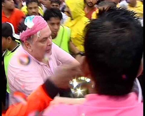 गणपति विसर्जन कार्यक्रम में रणधीर कपूर और ऋषि कपूर ने पत्रकारों के साथ की बदसलूकी गणपति विसर्जन कार्यक्रम में रणधीर कपूर और ऋषि कपूर ने पत्रकारों के साथ की बदसलूकी