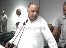 VIDEO : अपनी आंखों के सामने अपनी ही पार्टी का कारवां डूबते देख भावुक हुए मुलायम