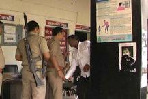 वकील ने थाने में घुसकर दारोगा की जेब से निकाल ली घूस की रकम