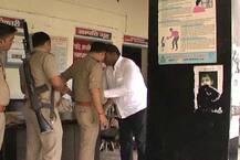 वकील ने थाने में घुसकर दारोगा की जेब से निकाल ली घूस की रकम