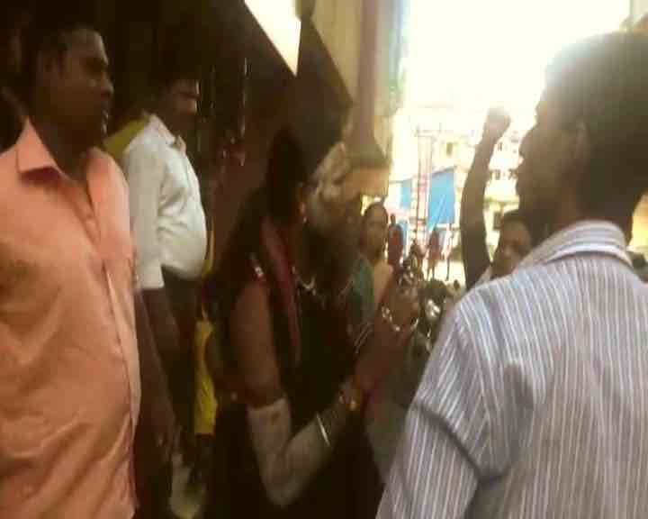 इसके बाद भालचंद्र ने अपने इलाके के लोगों को ढोंगी बाबा के खेल की खबर की. फिर उसे पैसे लेने के बहाने अपने आफिस में बुलाया. गणेश नाथ को लगा की इसका काम बन गया...आगे जानिए...