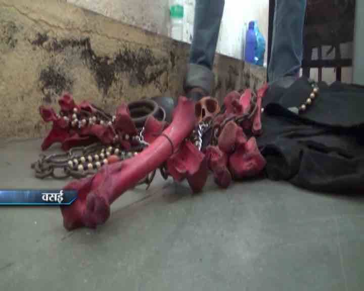 अपने पाखंड के खेल का खुलासा होने के बाद आरोपी बचने के लिए इधर-उधर की बातें करता रहा. लेकिन, जैसे ही लोगों ने उस पर थप्पड़ बरसाये वो भाग खड़ा हुआ. गुस्साए लोग आरोपी के पीछे भागे और कुछ दूर के बाद पाखंडी सड़क पर लेट गया...आगे जानिए...