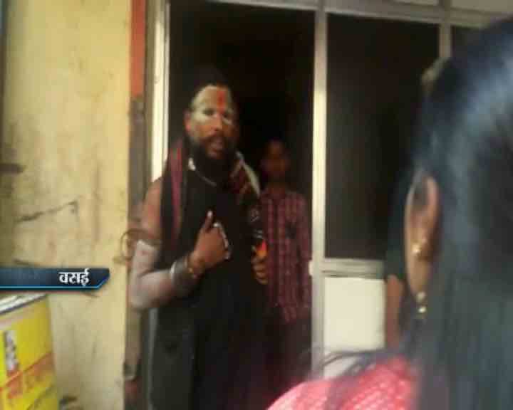 इसी बीच किसी ने पुलिस को खबर कर दी. मौके पर पुलिस पहुंची तो ये बचने के लिए नौटंकी करने लगा. शिकायत मिलने पर पुलिस ने आरोपी गणेश नाथ को गिरफ्तार कर लिया...आगे जानिए...