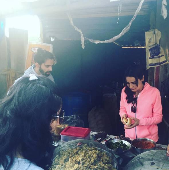 मुंबई के मशहूर स्ट्रीट फूड वड़ा पाव के बनाती सनाया इरानी.