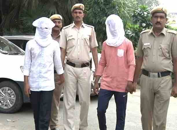उन्होंने ऐसा तब किया जब इस स्टॉक को ऑथराइज्ड डीलर के पास से कार्गो दफ्तर स्प्लाई करने के लिए ले जाया जा रहा था. लुटेरों ने गोदाम से कुछ दूरी पर निकलते ही ट्रक ड्राइवर पर मिर्च पाउडर डलवा दिया.