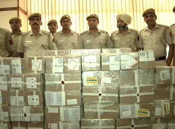 जलन के मारे जब ड्राइवर ने गाड़ी रोकी तब इन दोनों के साथियों ने उस पर काबू पाकर ट्रक अपने कब्जे में ले लिया.