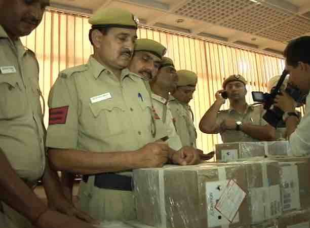 जब वहां जाकर पड़ताल किया गया तब पुलिस को मेहताब और अरमान का पता चला और उनके पास से लूटे गए आईफोन्स बरामद हुए.