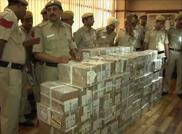 उनकी तलाश अभी जारी है. लेकिन तकरीबन ढाई करोड़ की कीमत के फोन्स की बरामदगी के साथ पुलिस ने राहत की सांस जरुर ली.