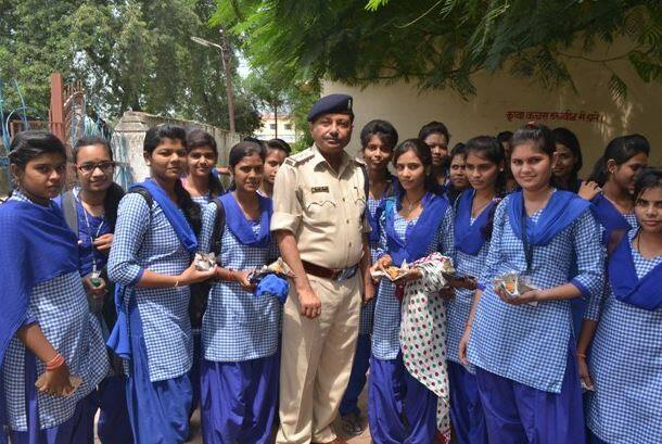 टीआई एमएस चौहान ने गर्ल्स कालेज पहुंचकर छात्राओं से अपील की कि अपने व्हाट्सप्प  की डीपी पर उनके साथ फोटो लगाएं और मैसेज बॉक्स में लिखें कि 'टीआई हमारा भाई'' फिर किसी की हिम्मत नहीं है कि कोई आपको परेशान करे. कई छात्रओं ने टीआई के साथ सेल्फी लेकर तुरंत ही व्हाट्सप्प  की डीपी भी बनाई. टीआई महेंद्र सिंह चौहान द्वारा शुरू की गई, टीआई अपना भाई मुहिम सोशल मीडिया पर दिन भर छाई रही. शहर के प्रबुद्धजनों ने पुलिस  की पहल को सराहा और  सोशल मीडिया पर अपील की कि छात्राओं की हिफाजत के लिए इस मुहिम को आगे बढ़ाएं. कॉलेज और स्कूल की छात्राओं को यदि कोई परेशान करता है तो वे बिना किसी संकोच के फोन लगाएं उन्हें मदद मिलेगी.