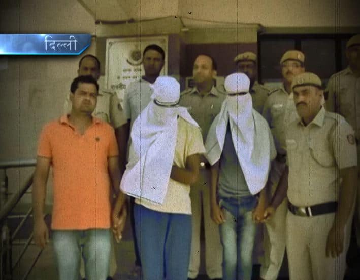 इस खौफनाक वारदात का शिकार बनी दोनों लड़कियां गहरे सदमे में हैं और पुलिस पांचवे आरोपी की सरगर्मी से तलाश कर रही है. मामले की जांच में जुटी पुलिस वारदात के वक्त लड़कियों के साथ मौजूद उनके दोस्तों से भी पूछताछ कर रही है ताकि पूरे मामले का सच सामने आ सके.