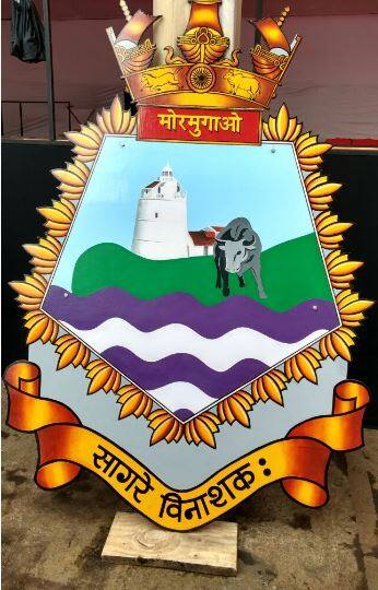 इसके अलावा, इजरायल की बराक-8 मिसाइल भी इस जहाज में लगी होगी. मोरमुगाओ नाम गोवा के सबसे पुराने बंदरगाह से लिया गया है. रक्षा मंत्री मोहर पर्रीकर गोवा से ही तालुक्क रखते हैं. युद्धपोत के लोगो पर एक किला और जंगली भैसा/सांड (बाइसन) बना है. ये किला, पुर्तगालियों द्वारा गोवा में बनाया गया फोर्ट अगुडा और उसका लाइट-हाउस है. ये दर्शाता है कि ये जहाज भी किले की तरह है जिसे कोई भेद नहीं सकता है...आगे जानिए...
