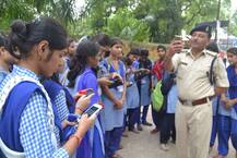 छेड़खानी के खिलाफ अभियान में स्कूली लड़कियों संग सेल्फी खिंचवा रहे हैं थाना प्रभारी