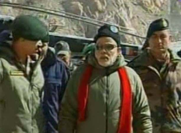 ये तस्वीरें 2014 के दीवाली के दिन की है. प्रधानमंत्री बनने के बाद नरेंद्र मोदी ने अपनी पहली दीवाली पर तब सबको चौंका दिया जब वो अचानक सियाचिन पहुंच गए. सिचाचिन के सर्द मौसम में देश की सुरक्षा में तैनात जवान अपने बीच अचानक पीएम मोदी को देखकर हैरान थे. तब मोदी ने कहा कि वो अपनी पहली दीवाली जवानों के साथ मनाना चाहते थे.