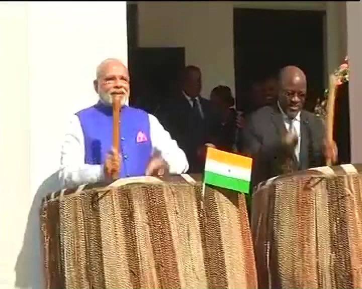  दक्षिण अफ्रीकी देश तंजानिया के राष्ट्रपति के साथ ड्रम बजाते हुए पीएम मोदी की ये तस्वीर भी काफी चर्चित रही. तंजानिया में परंपरागत तरीके से मोदी के स्वागत का इंतजाम किया गया था. इसी कड़ी में दो ड्रम भी रखे गए थे. लेकिन मोदी ने बिना हिचक ड्रम बजाए, यही नहीं बीच बीच में वो तंजानिया के राष्ट्रपति का ड्रम बजाते भी दिखे.
