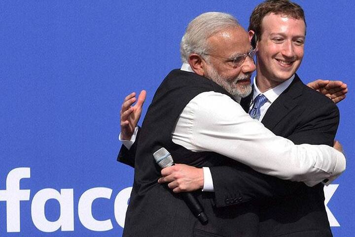  पिछले साल अमेरिका यात्रा के दौरान फेसबुक के सीईओ मार्क जकरबर्ग के साथ मोदी की इस तस्वीर का काफी चर्चा हुई थी. फेसबुक हेडक्वार्टर में चल रही इस मुलाकात के दौरान पीएम मोदी ने अचानक मार्क जुकरबर्ग की बांह पकड़कर उन्हें एक तरफ खींच लिया.