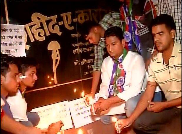 आतंकियों के तार पाकिस्तान से जुड़े बताए जा रहे हैं और आतंकी संगठन लश्कर ए तैयबा ने भी इसकी जिम्मेदारी ले ली है जिसके बाद देशभर में पाकिस्तान के खिलाफ रोष है. बीते दिन जैसे ही ये खबर फैली पूरे देश में पाकिस्तान के खिलाफ एक माहौल सा बन गया जिसमें सड़कों से लेकर सोशल मीडिया पर पाकिस्तान को खूब फटकार पड़ी.