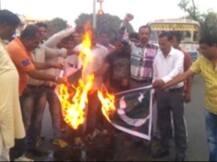 यूपी: उरी आतंकी हमले के विरोध में लोगों ने किया प्रदर्शन, पाकिस्तान के झंडे जलाए