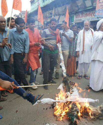IN PICS: वाराणसी में बजरंग दल ने फूंका पाकिस्तान का पुतला, झंडे को पैरों तले रौंदा