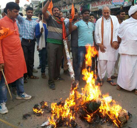 IN PICS: वाराणसी में बजरंग दल ने फूंका पाकिस्तान का पुतला, झंडे को पैरों तले रौंदा