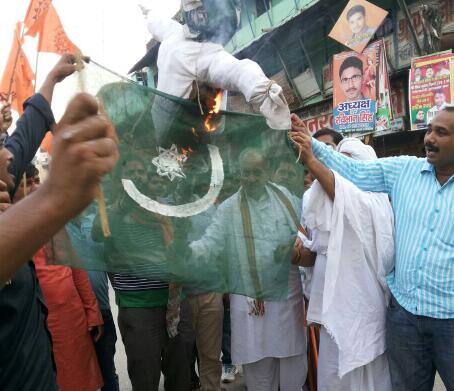 IN PICS: वाराणसी में बजरंग दल ने फूंका पाकिस्तान का पुतला, झंडे को पैरों तले रौंदा