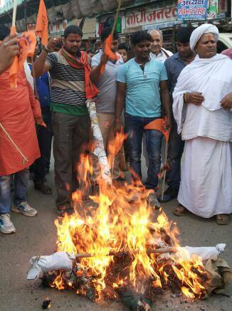 IN PICS: वाराणसी में बजरंग दल ने फूंका पाकिस्तान का पुतला, झंडे को पैरों तले रौंदा