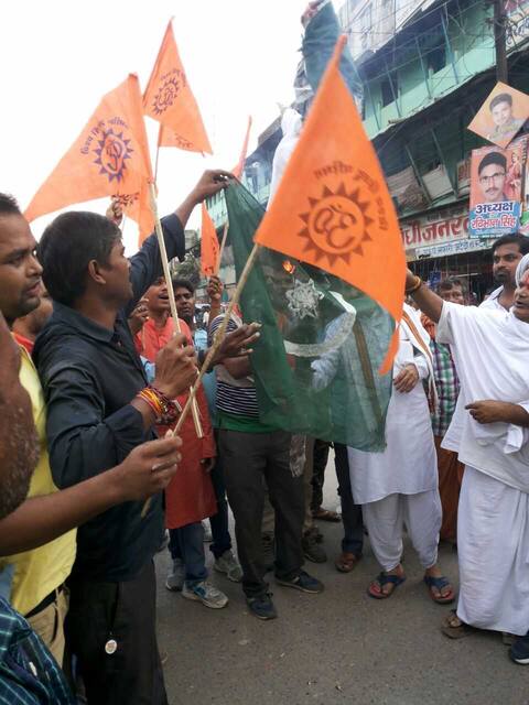IN PICS: वाराणसी में बजरंग दल ने फूंका पाकिस्तान का पुतला, झंडे को पैरों तले रौंदा