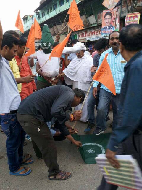 IN PICS: वाराणसी में बजरंग दल ने फूंका पाकिस्तान का पुतला, झंडे को पैरों तले रौंदा