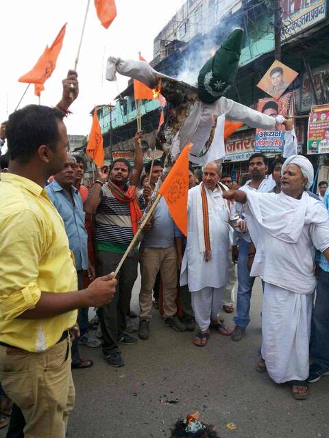IN PICS: वाराणसी में बजरंग दल ने फूंका पाकिस्तान का पुतला, झंडे को पैरों तले रौंदा