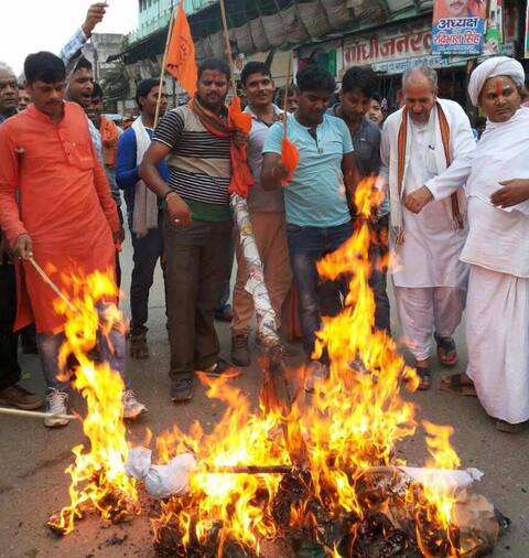 IN PICS: वाराणसी में बजरंग दल ने फूंका पाकिस्तान का पुतला, झंडे को पैरों तले रौंदा