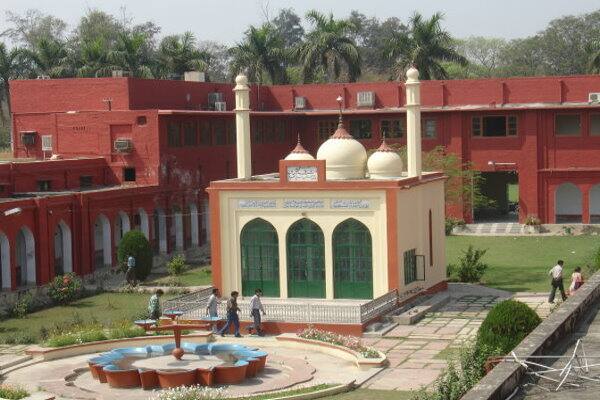 M.Sc Organic Chemistry के इस कश्मीरी छात्र का फेसबुक पोस्ट आपत्तिजनक था. यूनिवर्सिटी के वी.सी जमीरुद्दीन शाह ने इस घटना की जानकारी मिलते ही सख्त कदम उठाते हुए छात्र को यूनिवर्सिटी से निकाल दिया है.