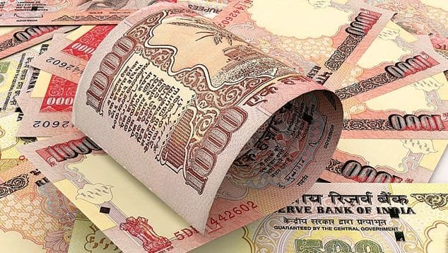 अब इन मंत्रों को उदाहरण से समझाते हैं- अगर आप 50,000 रुपये सालाना (यानी 4166 रुपये महीना) निवेश करें तो सिर्फ 25 साल में आप करोड़पति हो सकते हैं यानी 12 फीसदी सालाना रिटर्न के हिसाब से आप 1 करोड़ 47 हजार रुपये की पूंजी आराम से जोड़ सकते हैं. वहीं अगर आप 1 लाख रुपये लगातार 25 सालों तक जमा करते रहें तो 12 फीसदी सालाना रिटर्न के हिसाब से आपको 25 साल बाद 2 करोड़ 94 लाख रुपये की राशि मिल सकती है. अगर आपकी सालाना इनकम 7-8 लाख रुपये है तो आप आराम से 1 लाख रुपये हर साल बचा सकते हैं जिसके जरिए 25 सालों बाद आपको करोड़पति होने का मौका मिल सकता है.