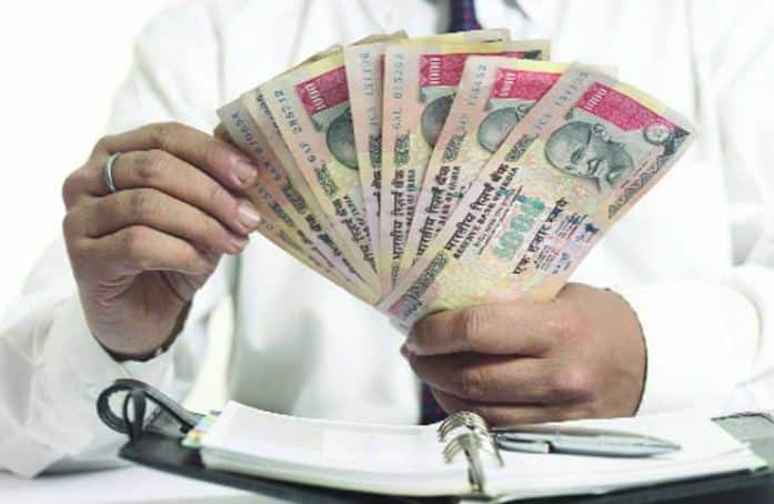 सबसे पहले गांठ बांध लें कि हर साल या महीने निश्चित रकम का निवेश करते जाएं. 2. रेट ऑफ रिटर्न अच्छा हो. 3. आपका निवेश करने की अवधि यानी टाइम पीरियड इतना हो कि अच्छी पूंजी इकट्ठी हो जाए. एक कमाल की टिप ये है कि आप सिर्फ पैसा कमाने के जरिए नहीं बल्कि पैसा बचाने के जरिए भी अमीर बन सकते हैं. अगर आपकी आमदनी बढ़ती है तो जरूर नहीं कि आप खर्चे भी बढ़ाएं बल्कि पैसे बढ़ने के साथ अगर बचत बढ़ाएं तो आपको अमीर होने से कोई नहीं रोक सकते हैं.