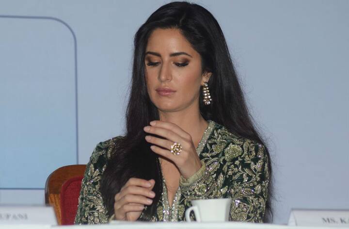 जहां इस तरह के अवॉर्ड मिलने के बाद एक्टर्स काफी खुश होते हैं और सामने आकर फैंस और मीडिया से अपनी खुशी के पल को साझा करते हैं वहीं कैटरीना ने इस पर कोई प्रतिक्रिया नहीं दी. (Manav Mangalani)