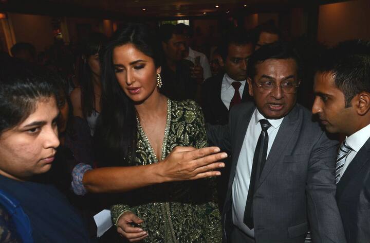 लेकिन कैटरीना कैफ मीडिया से बचना चाहती थीं और उन्होंने कुछ ऐसा किया जिसे जानकर हर कोई निराश हैं. अवॉर्ड मिलने के तुरंत बाद कैटरीना कैफ उस समारोह स्थल के किचन में गईं और पिछले दरवाजे से चुपचाप वहां से निकल गईं. (Manav Mangalani)
