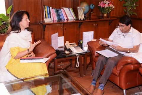 IN PICS: रेलवे पर चढ़ा फैशन का रंग, डिजाइनर ड्रेस पहनेंगे रेलवे कर्मचारी ! IN PICS: रेलवे पर चढ़ा फैशन का रंग, डिजाइनर ड्रेस पहनेंगे रेलवे कर्मचारी !