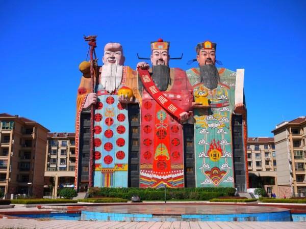 चीन में स्थित Tianzi Hotel को देखकर आपको अपनी आखों पर विश्वास नहीं होगा. इस अजीब से दिखने वाले होटल की इमारत का शेप चाइनीज़ भगवानों की मूर्ति के आकार का है. इस इमारत को लेकर सबसे चौकाने वाली बात यह है कि चाइना की एक आर्किटेक्चल वेबसाइट ने इस इमारत को चाइना की 10 सबसे बदसूरत इमारतों में शुमार किया है.