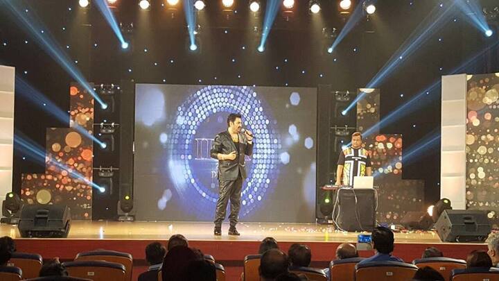 उन्होनें आगे कहा कि उरी में जवानों पर हमले के मद्देनजर मैं पाकिस्तान में 26 सितंबर को होने वाले शो को कैंसिल करता हूं. कुमार सानू के मुताबिक हमें और मजबूत होना होना पड़ेगा ताकि भविष्य में हम खुद की और अपने देश की रक्षा ऐसे हमलों से कर सकें. 