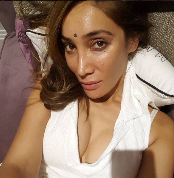  सोफिया की हाल की तस्वीरों को देख तो ऐसा लग रहा है जैसे वह अपनी पुरानी ग्लैमर से भरी जिंदगी में वापिस लौट चुकी हैं.